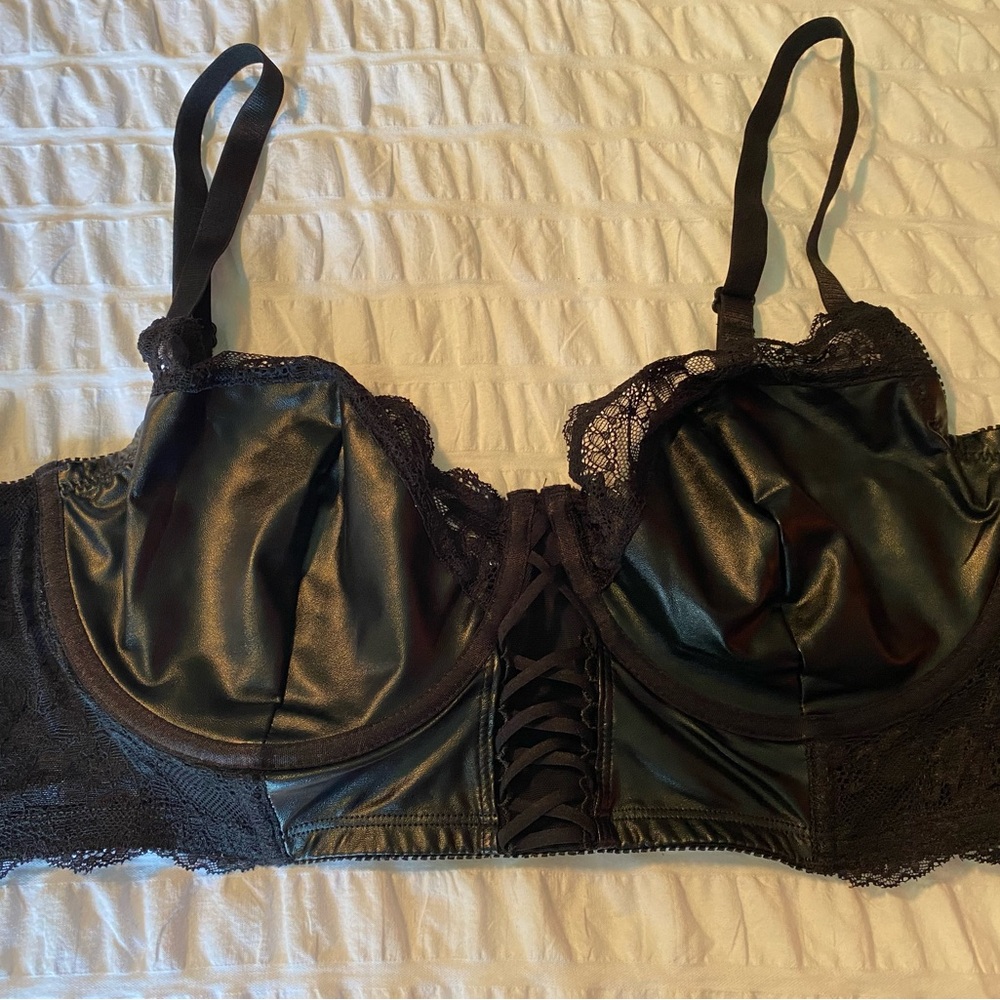 Black Lace and Faux Leather longline sexy bra. Torrid size 2/size 18/20. NWT